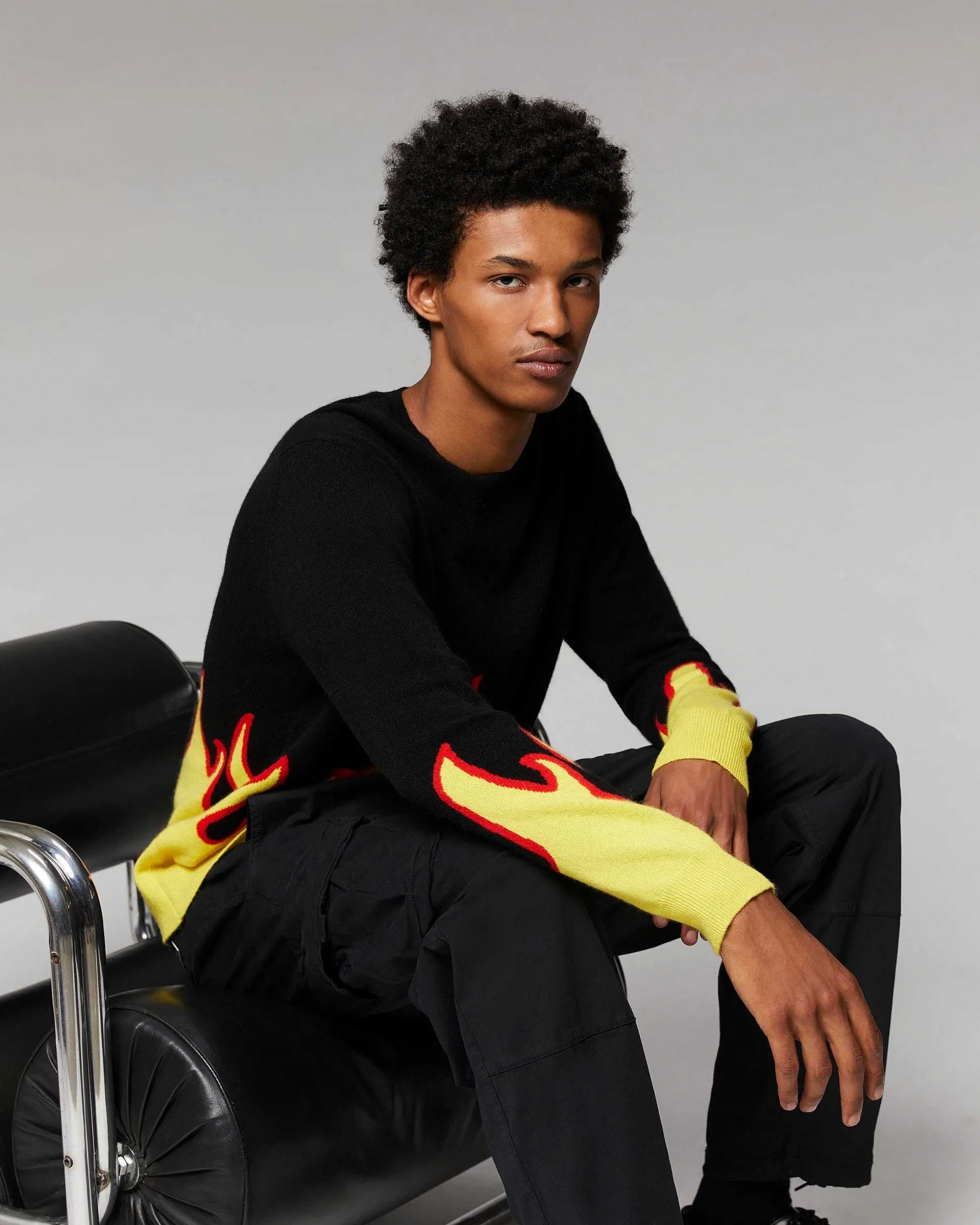 Pull Col Rond Flammes